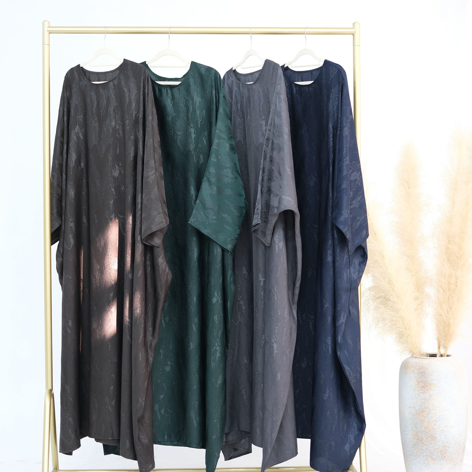 Robe Maxi Élégante Loriva en Tissu Jacquard Soie Satin, Kaftan Abaya EID avec... - Vue 3 | Yelira