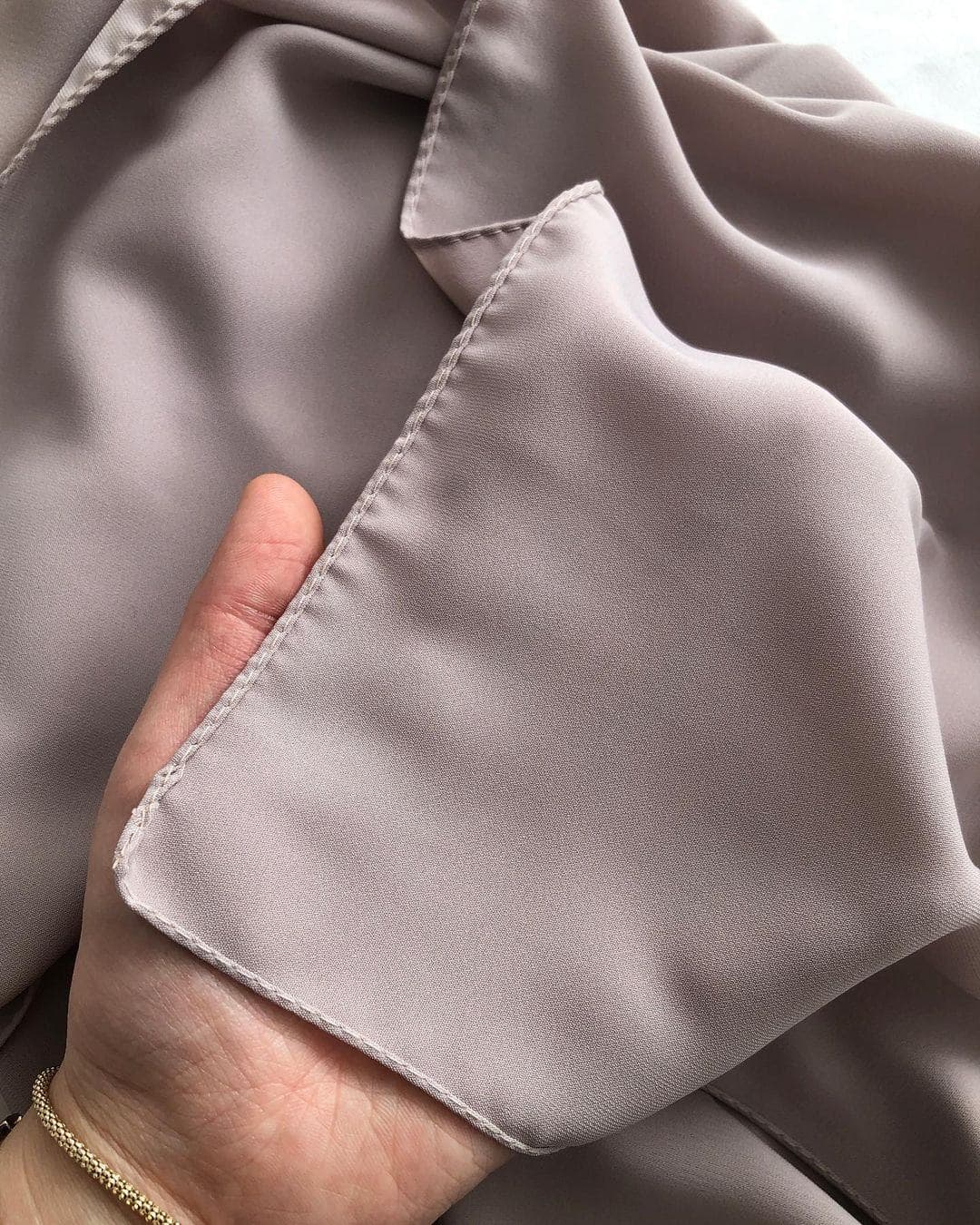 Hijab en soie turque de luxe Medina Soie de Medine Sedef Écharpe douce et dél... - Vue 3 | Yelira