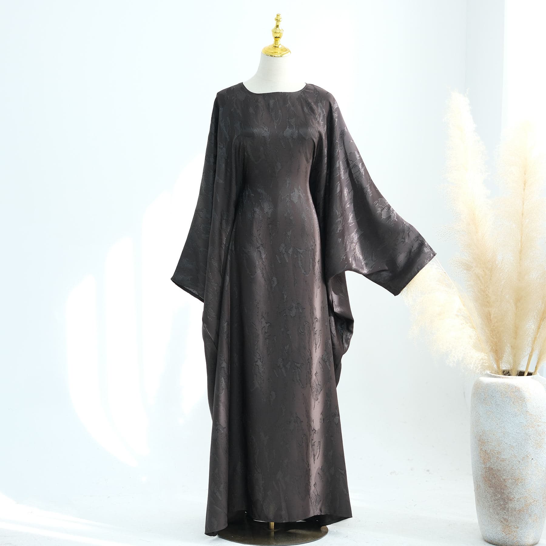 Robe Maxi Élégante Loriva en Tissu Jacquard Soie Satin, Kaftan Abaya EID avec... - Vue 4 | Yelira